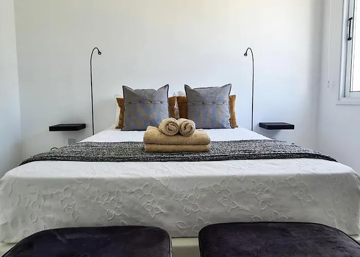 Phaedrus Living - Seaside Executive Flat Harbour 206